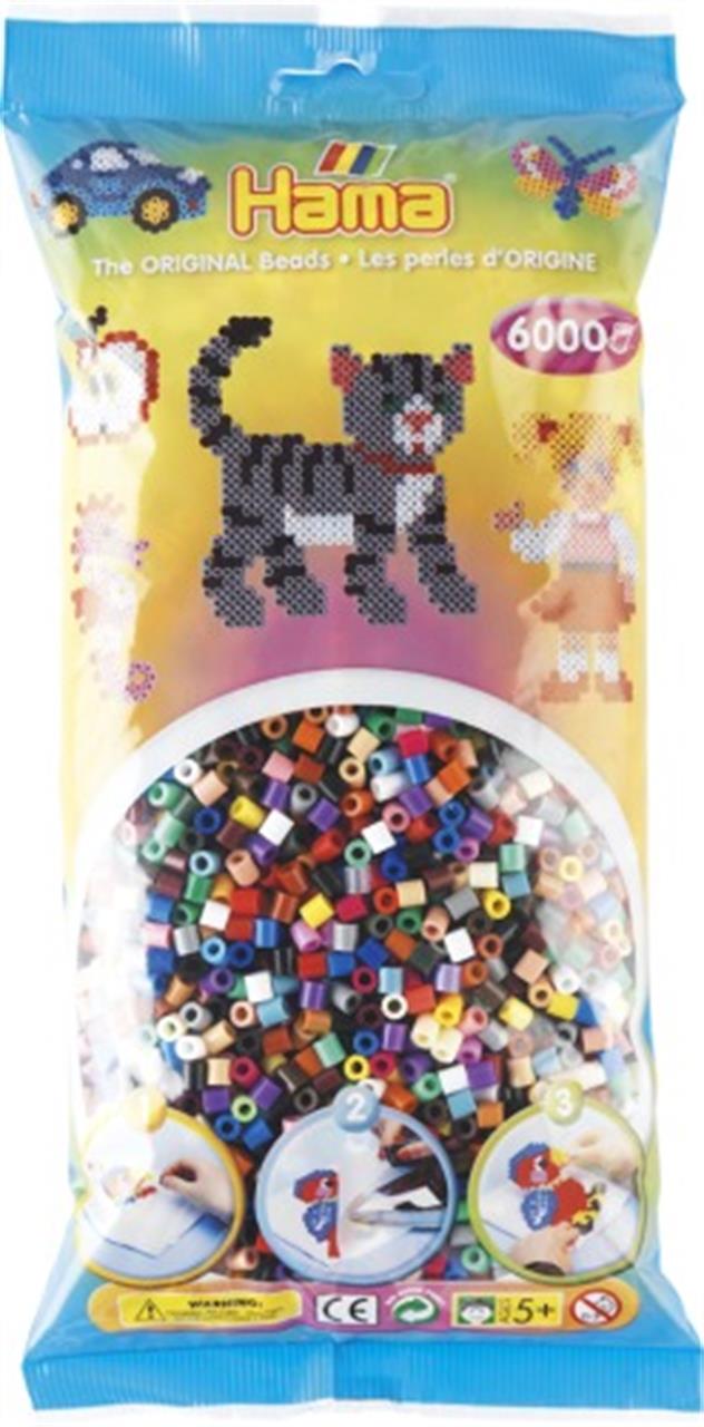 Die Packung enthält 6000 bunte Hama Bügelperlen. Auf der Verpackung sind verschiedene Motive aus Perlen, wie eine Katze, ein Auto und ein Schmetterling, abgebildet.