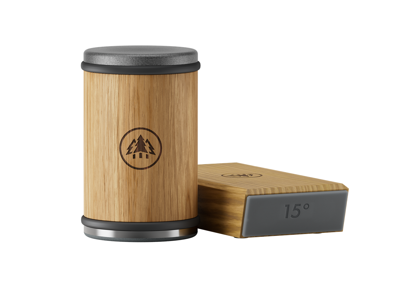 Das Bild zeigt den Rollschleifer Horl 3 Eiche mit einem Holzkorpus und Metallenden. Daneben liegt eine Schleiflehre mit einer 15°-Markierung.