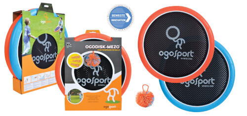 Das Bild zeigt zwei runde OgoSport-Scheiben in Orange und Blau sowie eine kleine, bunte Ball. Auf der Verpackung ist zu sehen, wie die Scheiben draußen im Spiel verwendet werden können.