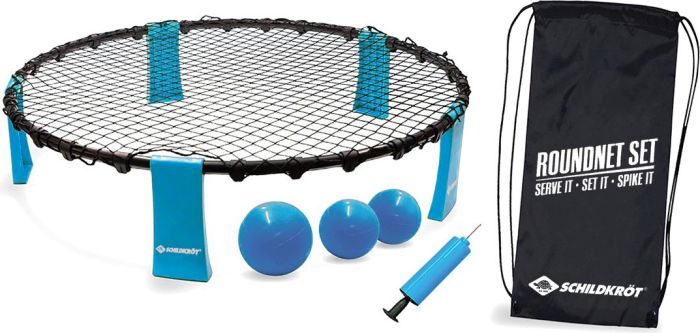 Auf dem Bild ist ein Roundnet-Set mit Netz, drei Bällen, einer Pumpe und einer Tragetasche zu sehen. Die Tasche trägt die Aufschrift „ROUNDNET SET – SERVE IT · SET IT · SPIKE IT“.