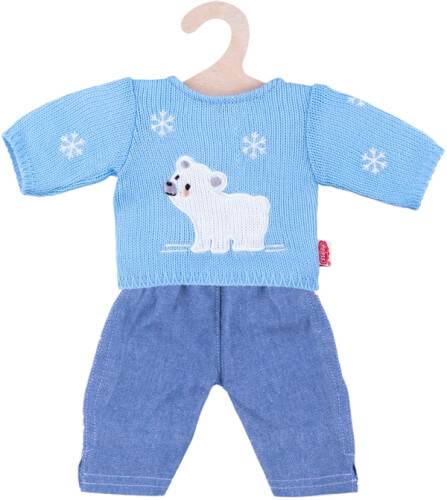 Das Bild zeigt ein Puppenoutfit bestehend aus einer blauen Hose und einem hellblauen Pullover mit einem Eisbär-Motiv und Schneeflocken. Das Outfit hängt an einem kleinen Kleiderbügel.