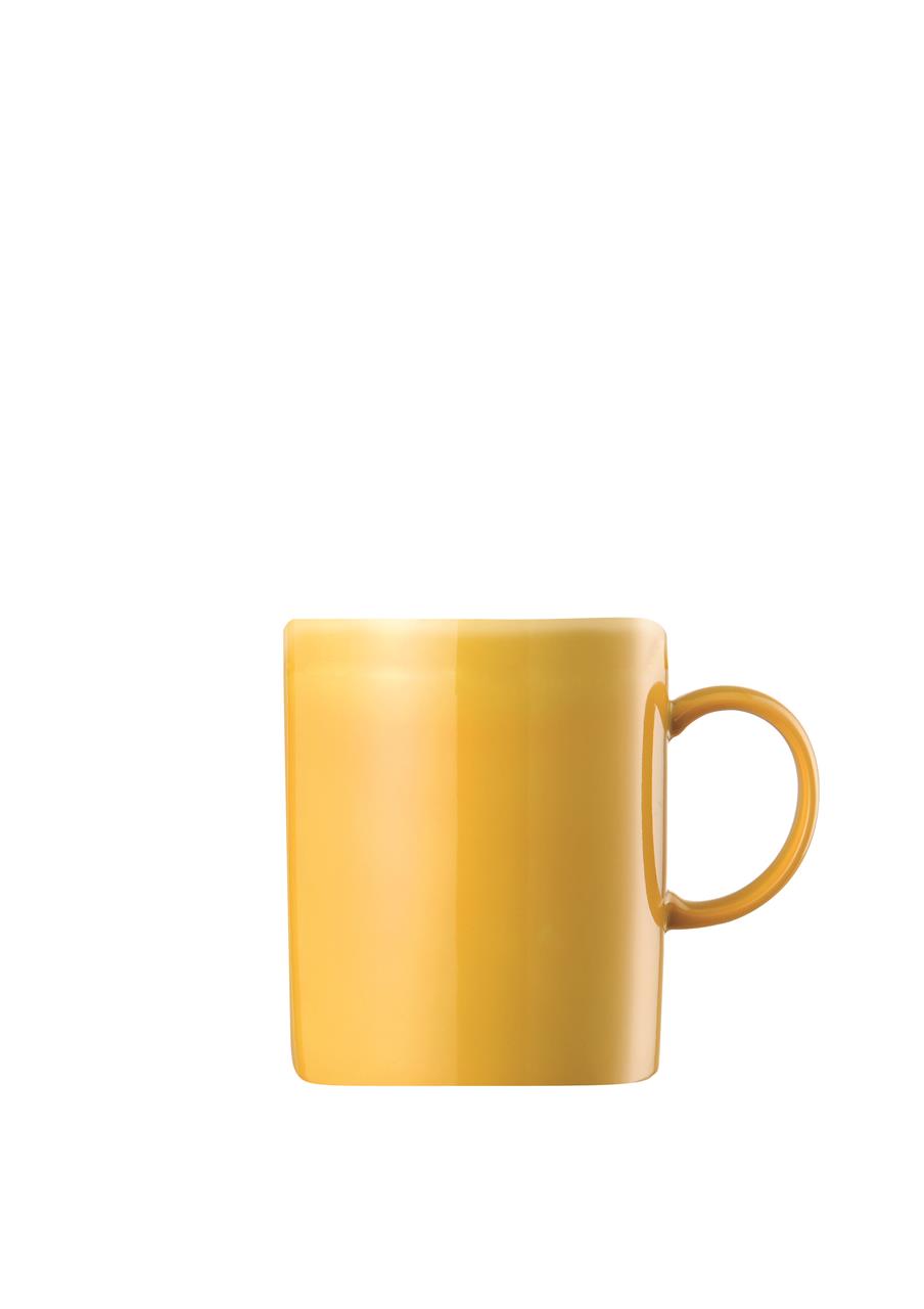 Auf dem Bild ist ein gelber Becher mit Henkel zu sehen. Der Becher hat ein Fassungsvermögen von 0,3 Litern und gehört zur Serie "Sunny Day".