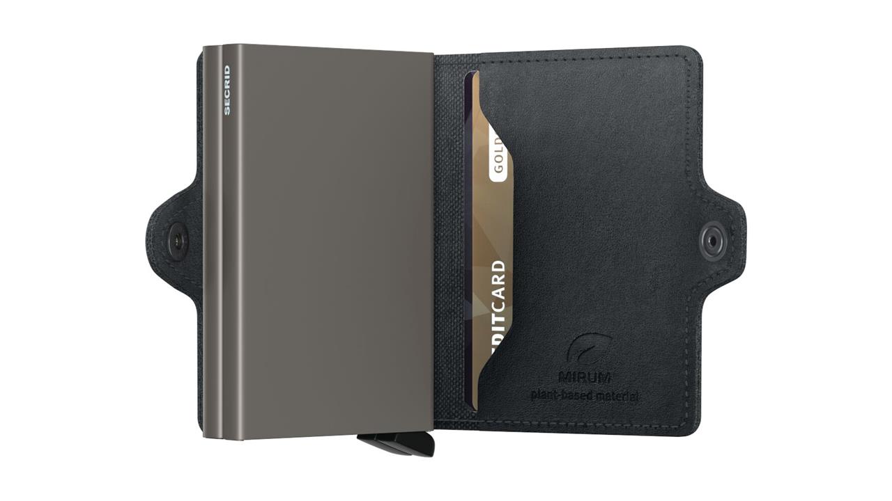 Das Bild zeigt das geöffnete Twinwallet Mirum Plant-Based Black mit einer Kreditkarte im Inneren. Die Außenseite ist schwarz und besteht aus pflanzlichem Material.