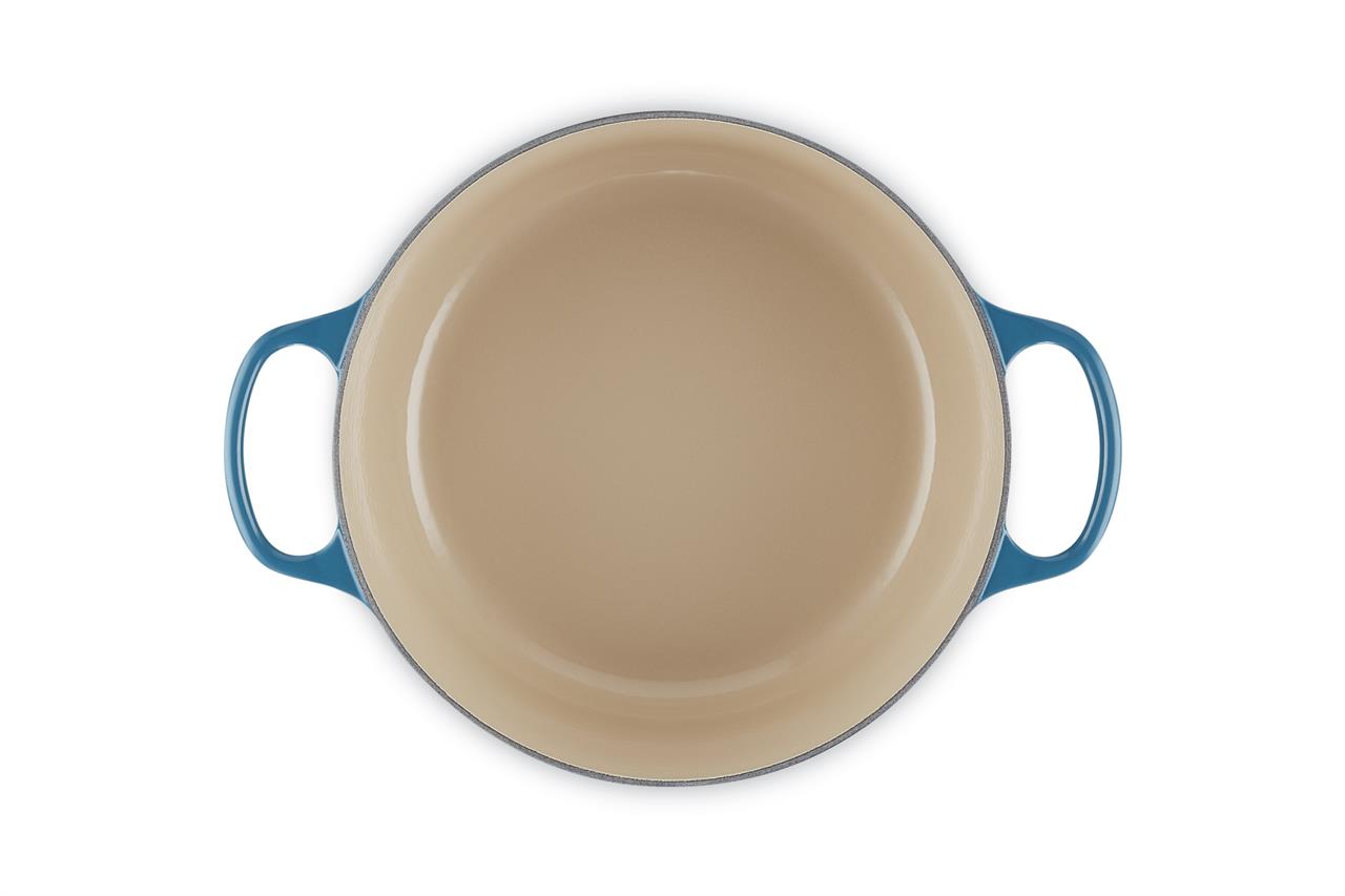 Der Bräter Signature rund 26 cm in Deep Teal ist von oben zu sehen. Er hat zwei blaue Griffe und eine beige Innenfläche.