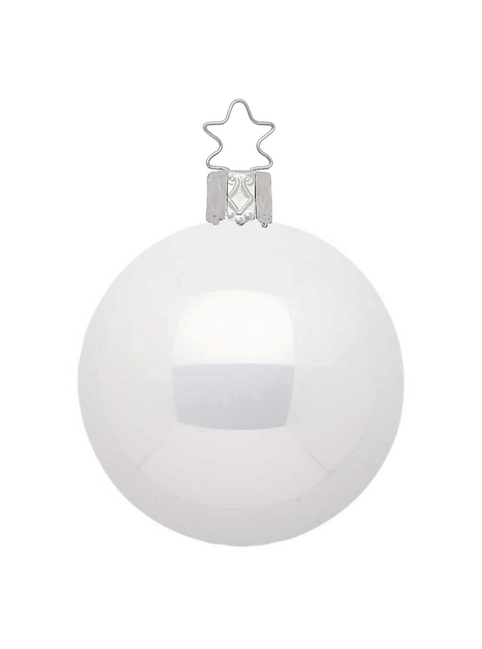 Die Abbildung zeigt eine glatte, weiße Christbaumkugel mit opalem Glanz. Oben hat sie eine silberfarbene Aufhängung in Sternform.