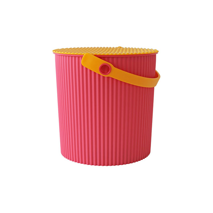 Der Eimer LL pink 20L ist ein großer, pinkfarbener Eimer mit einem gelben Henkel. Er hat ein Fassungsvermögen von 20 Litern und einen geriffelten Deckel.