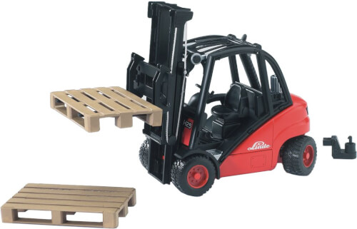 Auf dem Bild ist ein roter Gabelstapler zu sehen, der eine Holzpalette anhebt. Eine weitere Holzpalette liegt am Boden daneben.