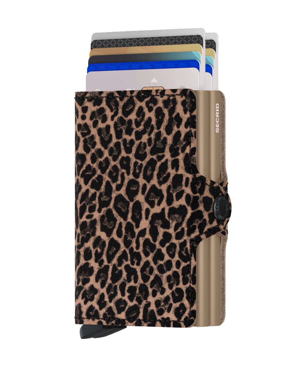 Das Bild zeigt das Produkt "Twinwallet Leo Beige" mit einem auffälligen Leopardenmuster. Mehrere Karten sind oben aus dem Portemonnaie sichtbar herausgeschoben.