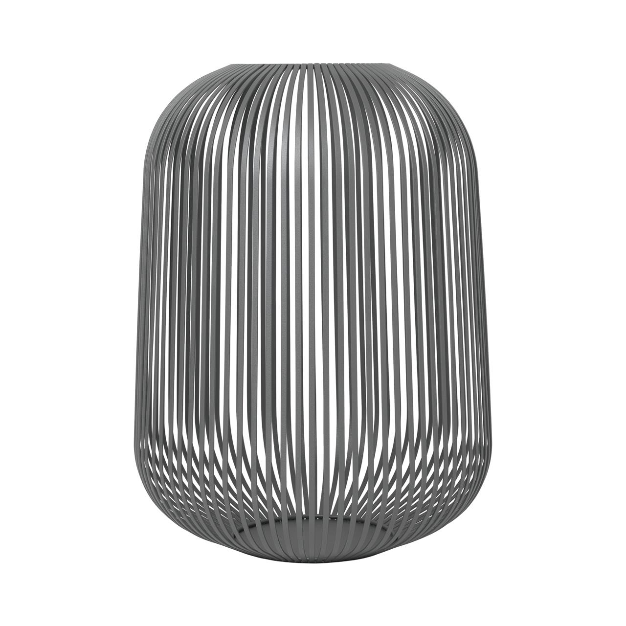 Die Laterne "LITO" in Stahlgrau groß hat ein modernes, rundes Design aus schlanken Metallstreben. Sie eignet sich ideal als stilvolle Dekoration für drinnen oder draußen.