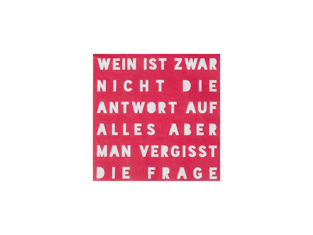 Das Bild zeigt eine rote Cocktailserviette mit weißer Schrift. Auf der Serviette steht: "Wein ist zwar nicht die Antwort auf alles aber man vergisst die Frage."