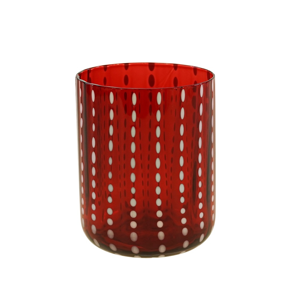 Das Bild zeigt ein rotes Trinkglas mit weißen Punkten im Muster. Das Glas ist 8x10 cm groß und fasst 400 ml.