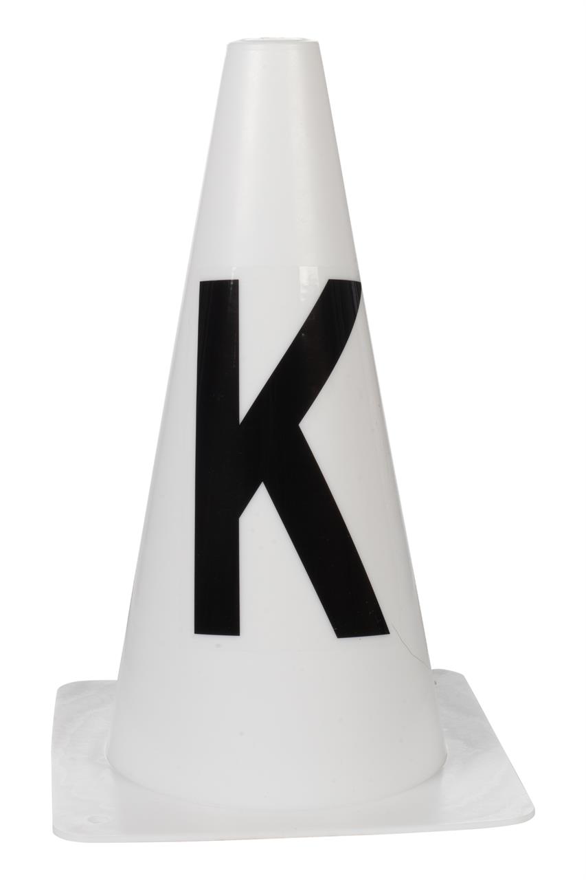 Auf dem Bild ist ein weißer Pylon mit einem großen schwarzen Buchstaben "K" zu sehen. Es handelt sich um das Produkt "Bahnpylonen Dressur -Hobby Horsing-1200 weiß".