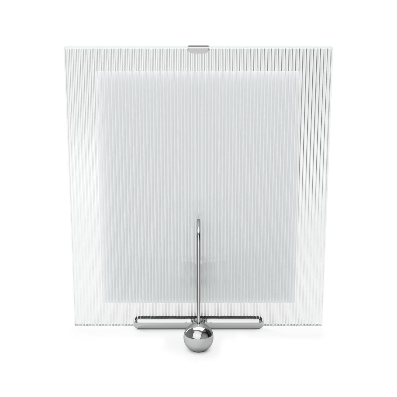 Der FLUTE Bilderrahmen 20x25 Chrome hat ein modernes, geradliniges Design mit vertikalen Linien. Er steht auf einem stabilen, verchromten Fuß mit Kugel.