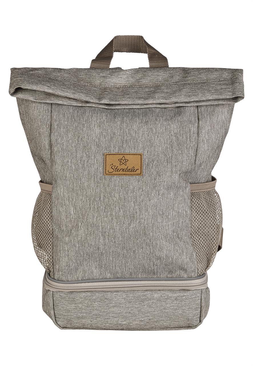 Der Kinderrucksack Bauernhof, Sand ist ein schlichter, sandfarbener Rucksack mit einem Aufnäher auf der Vorderseite. Er besitzt seitliche Netzfächer und einen Tragegriff oben.