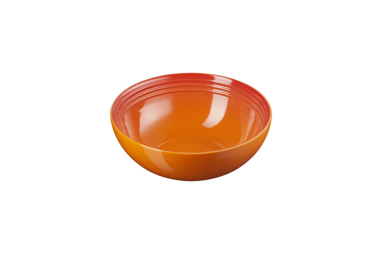 Die Abbildung zeigt eine runde Salatschüssel mit einem Durchmesser von 24 cm in der Farbe Ofenrot. Die Schüssel hat einen glänzenden, leuchtend roten und orangefarbenen Farbverlauf.