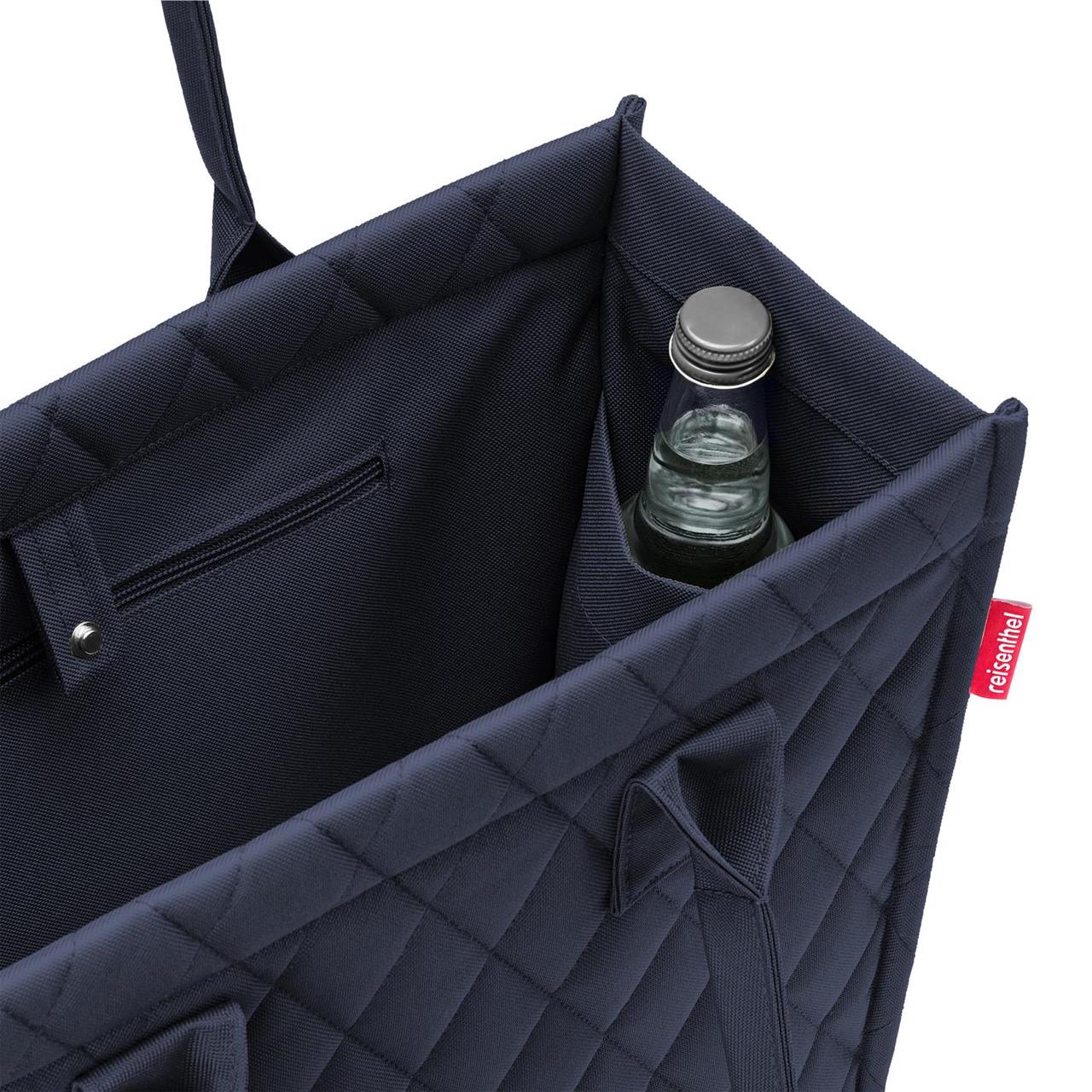 Die Abbildung zeigt die Einkaufstasche "Daily Shopper Rhombus Midnight". In einer Innentasche der Tasche befindet sich eine Glasflasche.