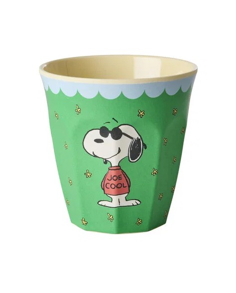 Dies ist ein Melaminbecher Green Snoopy mit 250ml Inhalt. Der grüne Becher ist mit einem Snoopy-Motiv bedruckt.
