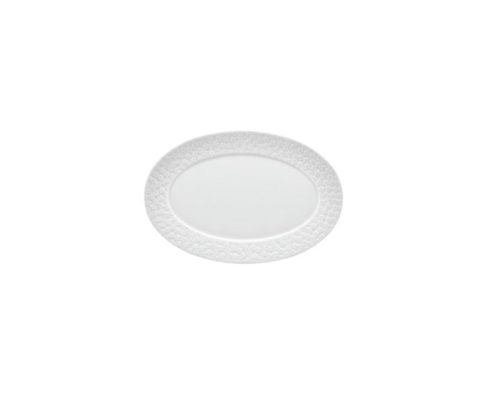 Das Bild zeigt eine ovale Platte aus weißem Porzellan mit einem Durchmesser von 30 cm. Der Rand der Platte ist mit einem dezenten, floralen Muster verziert.