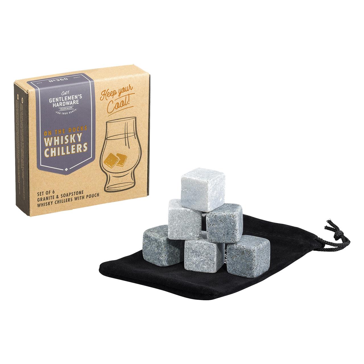 Auf dem Bild sind sechs Whisky Chillers aus Granit und Speckstein zu sehen, die auf einem schwarzen Beutel liegen. Daneben steht eine Verpackung mit der Aufschrift "Whisky Chillers" und einer Zeichnung eines Whiskyglases.