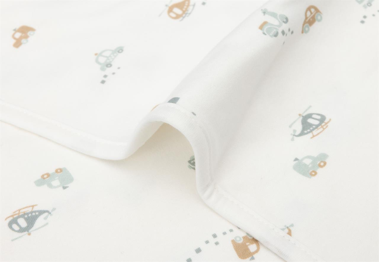 Die Decke Wiege Jersey 75x100cm „On the Go“ ist weiß und hat niedliche Motive von Autos, Hubschraubern und Rollern in sanften Farben. Der Stoff wirkt weich und ist ideal für Babys oder Kleinkinder geeignet.