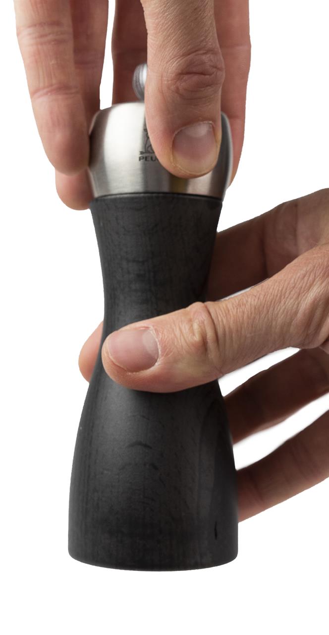 Auf dem Bild ist eine Hand, die eine Salzmühle Fidji graphite 15cm hält. Die Salzmühle hat einen schwarzen Holzkörper und einen silbernen Metallkopf.