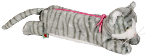 Auf dem Bild ist ein plüschiger, grau-weiß gestreifter Katzenstiftmäppchen zu sehen. Es hat einen pinken Reißverschluss auf dem Rücken.