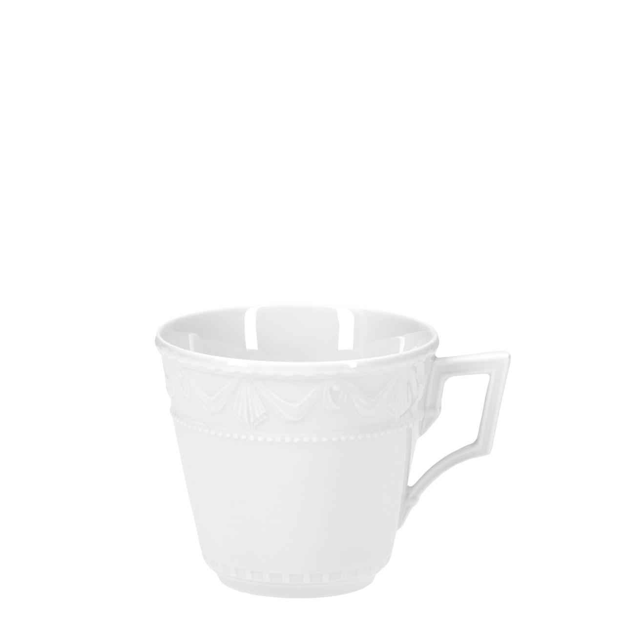 Die Abbildung zeigt eine weiße Kaffeetasse mit einem Fassungsvermögen von 0,15 l aus der Serie Kurland Weiss. Die Tasse hat ein klassisches, dezentes Muster und einen eckigen Henkel.