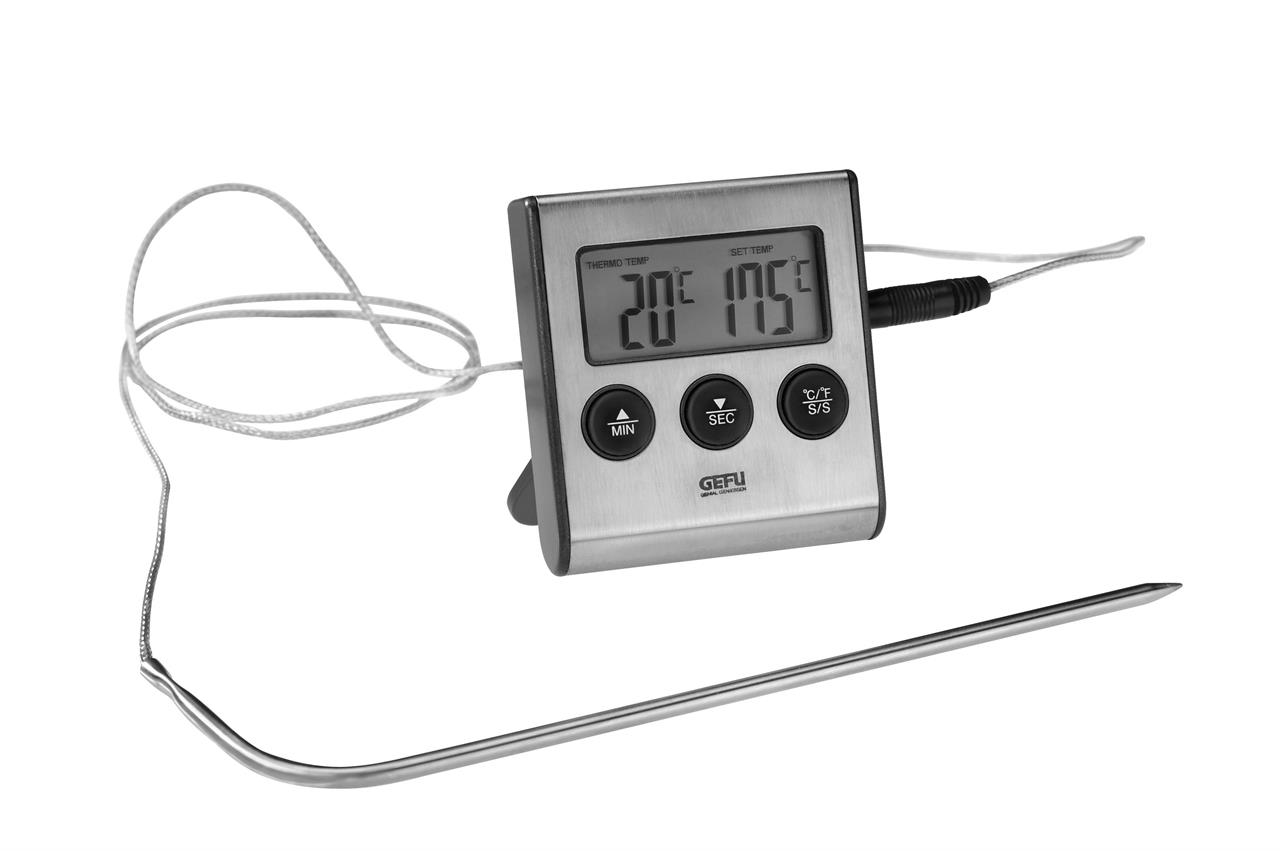 Das Bild zeigt ein digitales Bratenthermometer mit Display und Bedientasten. An das Gerät ist eine Metallsonde mit Kabel angeschlossen, um die Temperatur zu messen.