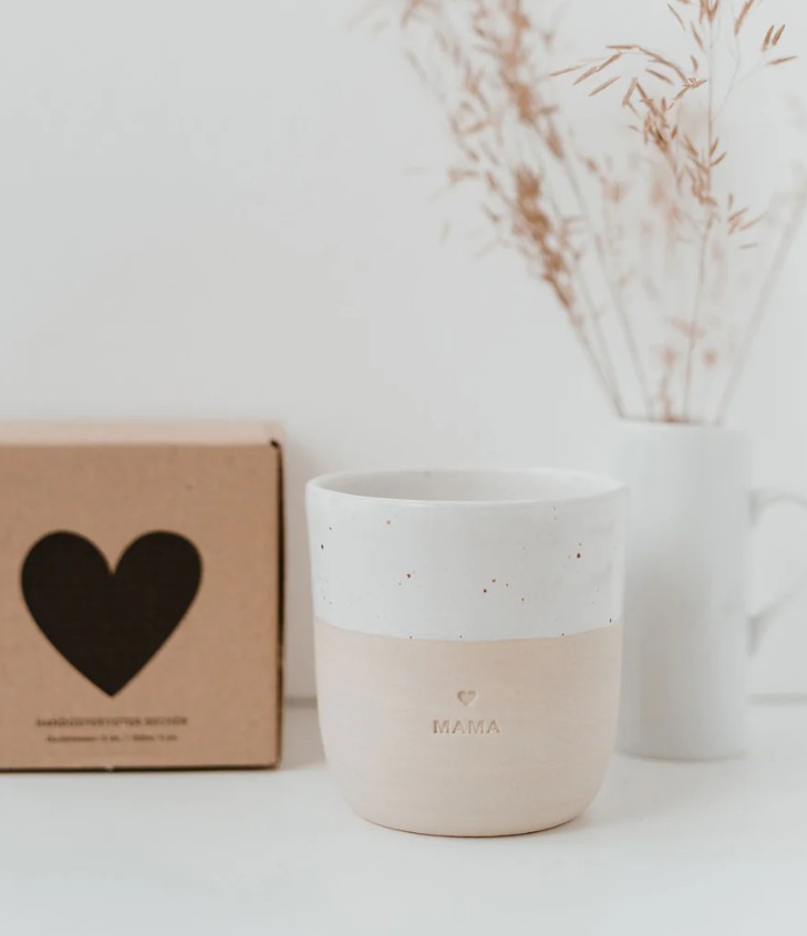 Becher Mama mit einem besonderen Design für Mütter. Ein schöner Becher als Geschenk für die Mama.