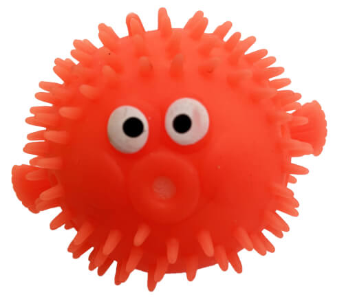 Das Bild zeigt einen roten, stacheligen Ball mit zwei großen, runden Augen. Er sieht aus wie ein lustiges, cartoonartiges Fischspielzeug.
