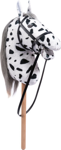 Das Bild zeigt ein Steckenpferd mit schwarz-weißen Flecken. Es hat eine Mähne und einen Zaumzeug aus schwarzem Material.