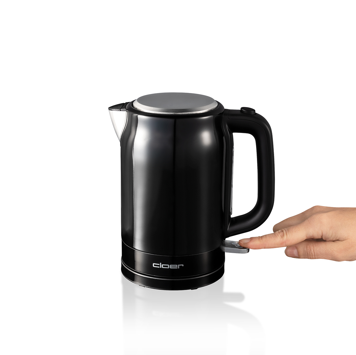 Das Bild zeigt den Wasserkocher 1,7L Cloer 4520sw in schwarzer Farbe. Eine Hand drückt den Einschaltknopf am Gerät.