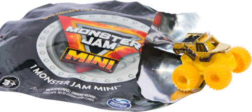 Das Bild zeigt eine "Monster Jam Mini" Überraschungstüte und ein kleines gelbes Monstertruck-Spielzeug. Die Verpackung ist teils geöffnet, sodass das Spielzeug sichtbar ist.