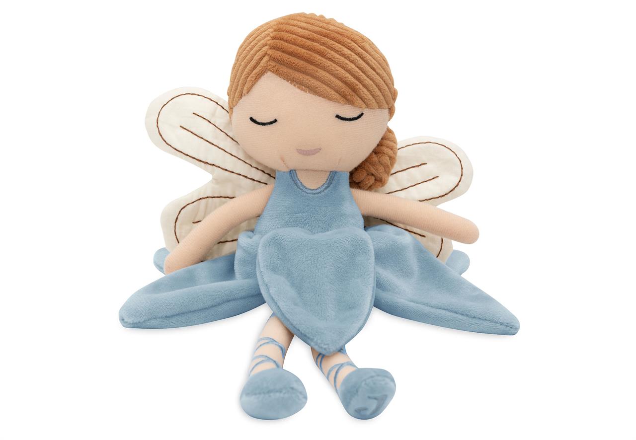 Das Bild zeigt das Kuscheltier "Fairy Amy" mit braunen Haaren und einem blauen Kleid. Die Stoffpuppe hat geschlossene Augen und weiße Flügel mit braunen Linien.