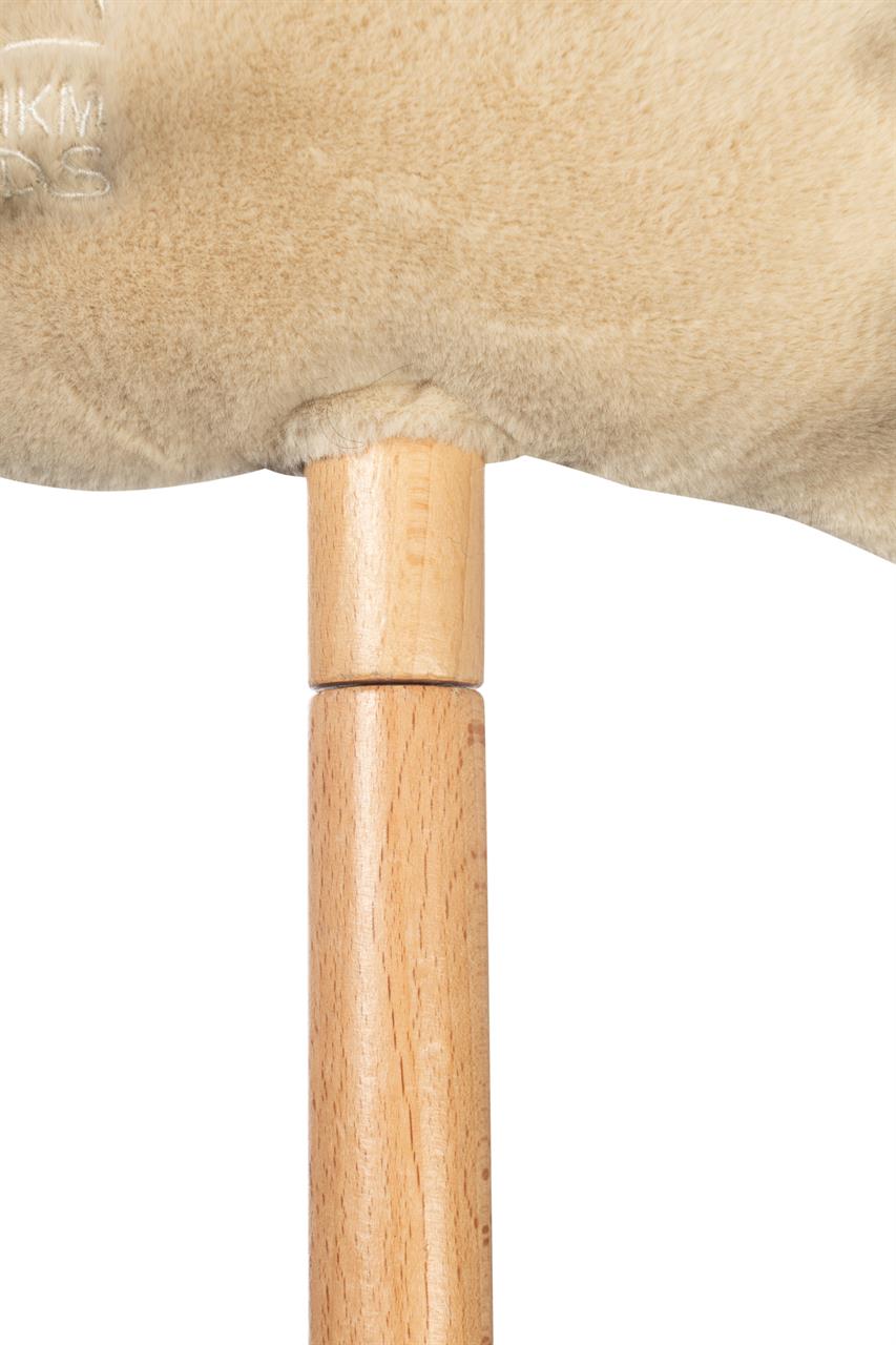 Das Bild zeigt einen Teil eines Hobby Horses mit einem beigen, plüschigen Kopf und einem Holzstab. Es gehört zum Produkt "Hobby Horse -Premium- Norweger".