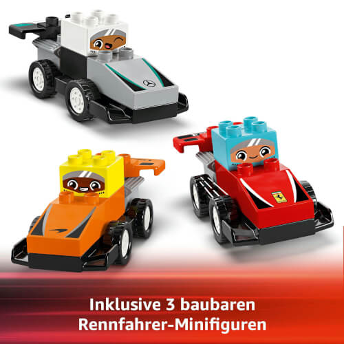 Das Bild zeigt drei bunte Spielzeug-Rennautos mit Minifiguren darin. Unten steht der Text: "Inklusive 3 baubaren Rennfahrer-Minifiguren."