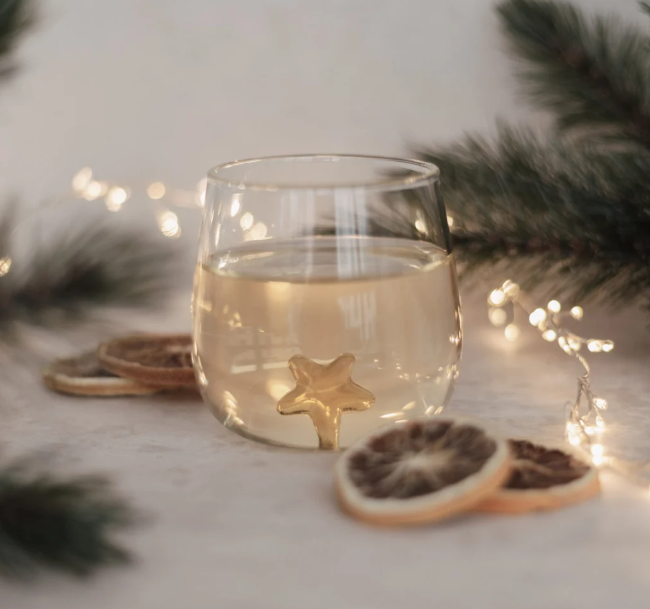 Das Bild zeigt ein Trinkglas mit einer Sternfigur. Das Glas eignet sich besonders für festliche Anlässe.