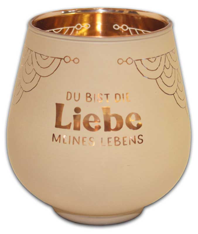 Das Bild zeigt ein Windlicht mit der Aufschrift „Du bist die Liebe meines Lebens“. Das Windlicht ist beige mit goldenen Verzierungen und einer glänzenden Innenseite.