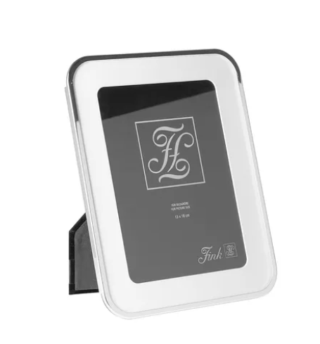 Der JULA Bilderrahmen in der Größe 13x18 cm ist abgebildet. Er eignet sich ideal zum Einrahmen von Fotos oder Bildern.