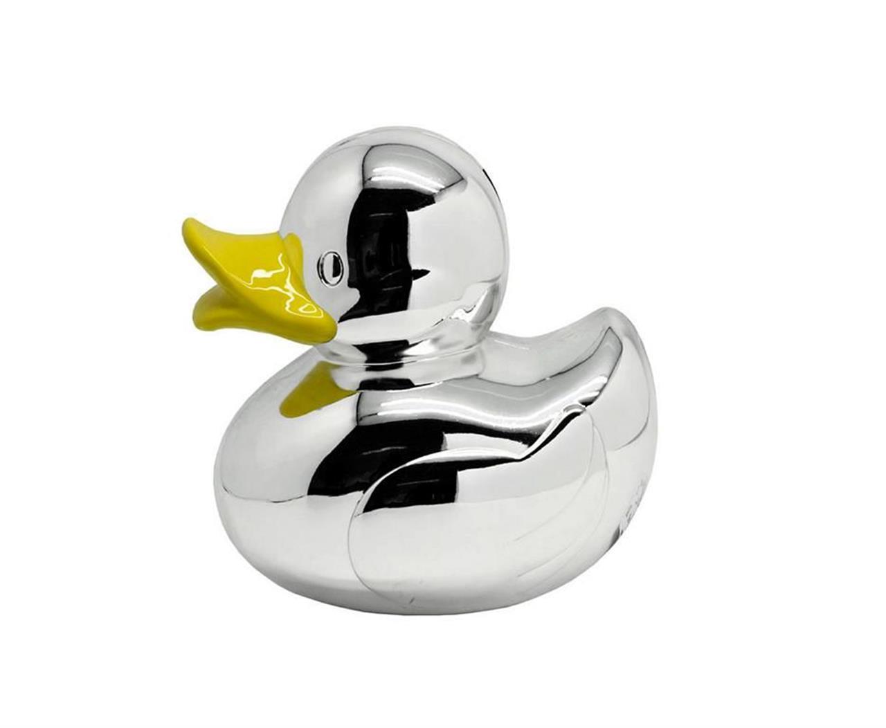 Das Bild zeigt eine silberne Spardose in Form einer Ente mit einem gelben Schnabel. Die Spardose ist ungefähr 12 cm groß.