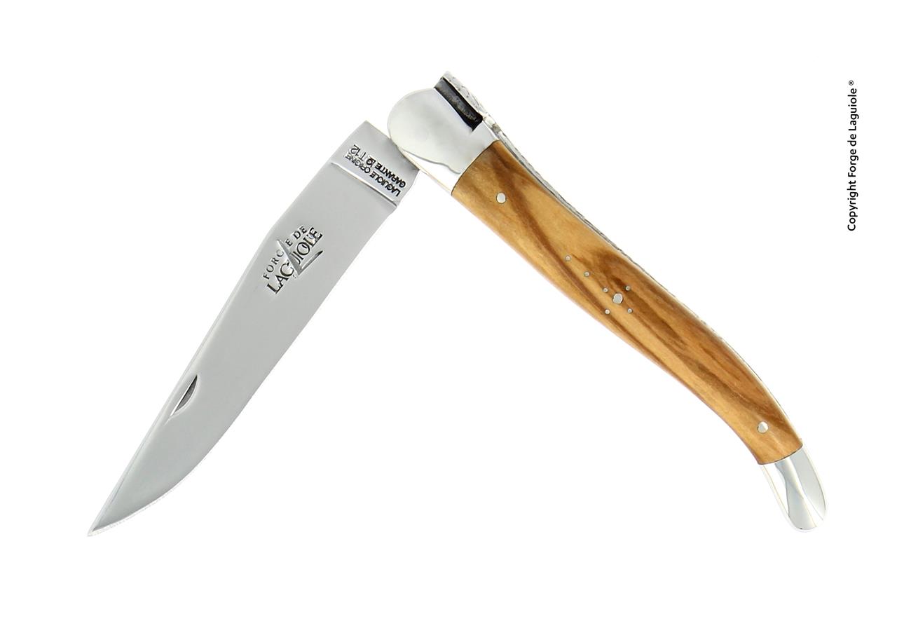 Das Bild zeigt ein glänzendes Taschenmesser mit einer Klinge aus Edelstahl und einem Griff aus Olivenholz. Die Klinge ist aufgeklappt und auf ihr steht "Forge de Laguiole".