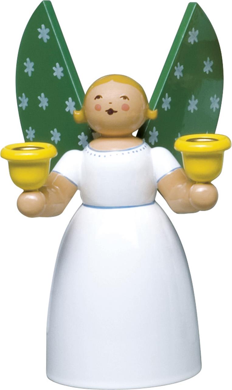 Auf dem Bild ist ein Lichterengel aus Holz zu sehen, der ein weißes Kleid trägt. Er hält in jeder Hand einen gelben Kerzenhalter und hat grüne Flügel mit weißen Sternen.