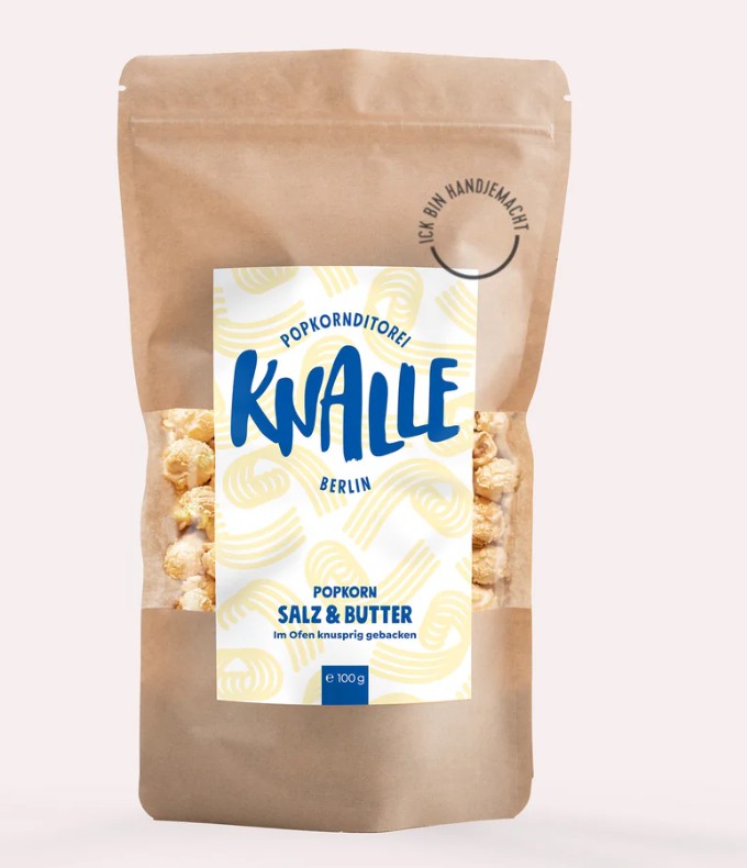 Das Bild zeigt Knalle Popkorn Salz & Butter 100g. Es handelt sich um Popcorn mit Salz und Butter Geschmack.