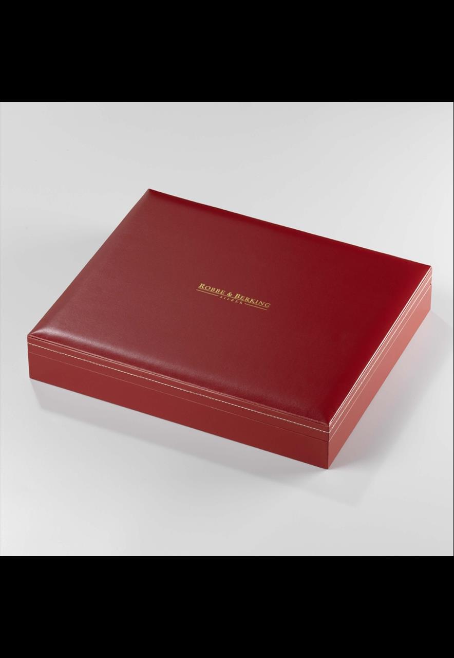 Die Abbildung zeigt eine luxuriöse, rote Lederkassette mit goldener Aufschrift. Sie ist für die Aufbewahrung von 24 bis 30 Teilen geeignet.