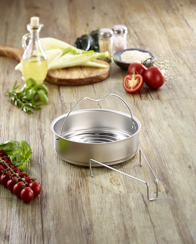 Ein rundes Edelstahlprodukt mit klaren Linien ist zu sehen. Das Bild wirkt neutral und elegant.