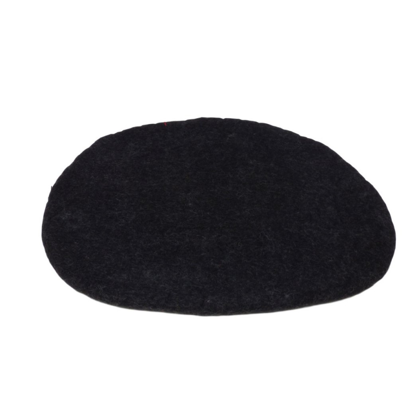 Das Bild zeigt ein Sitzkissen aus Filz in trapezförmiger Form. Das Kissen ist ca. 40 cm x 35 cm groß und hat die Farbe Natur Anthrazit (ungefärbt).