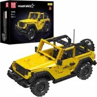 Das Bild zeigt das Produkt "Mould King® 15058 Wrangler mit Rückzug", ein gelbes Modellauto aus Bausteinen. Im Hintergrund ist die Verpackung des Sets zu sehen.