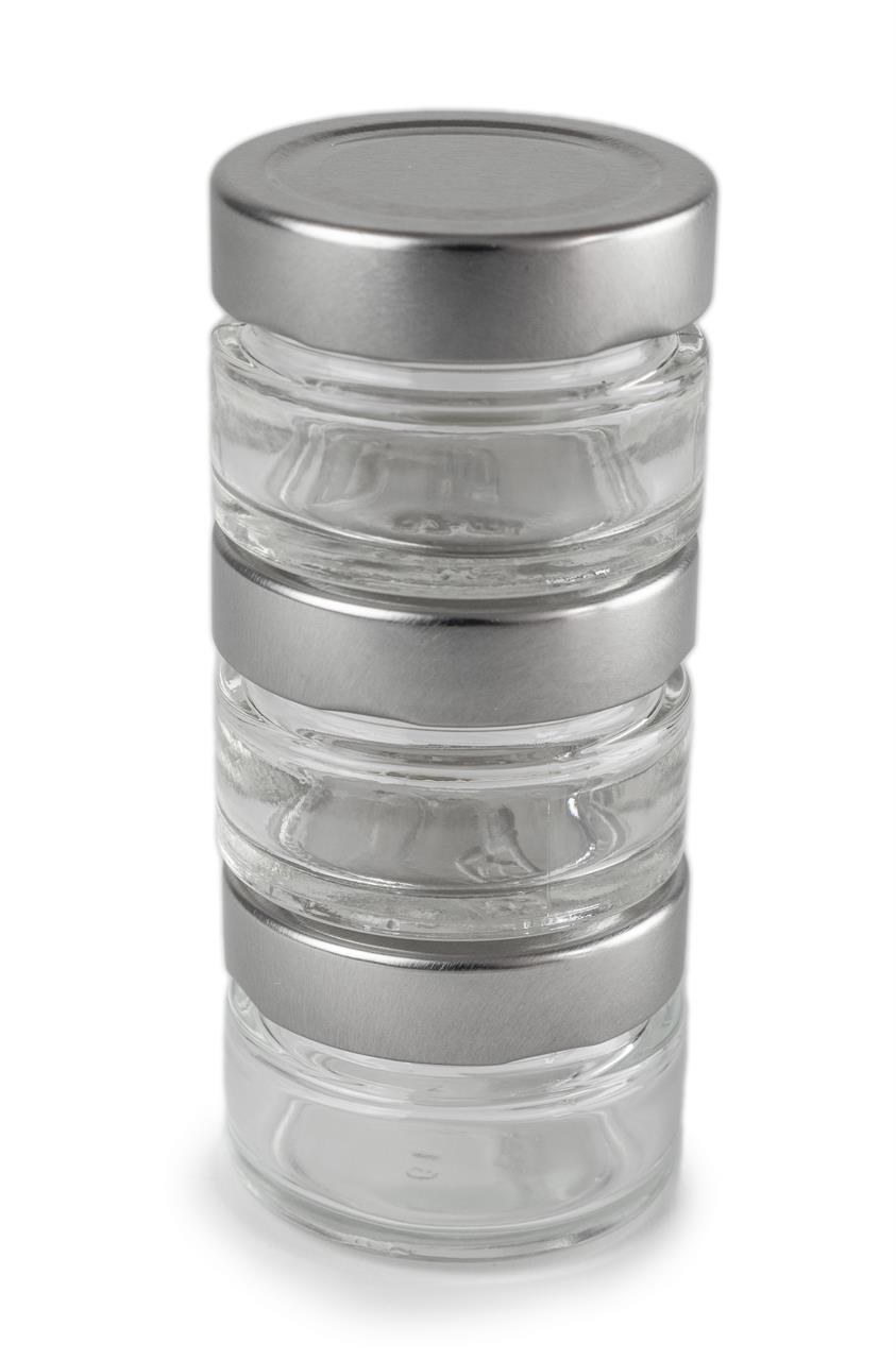 Das Bild zeigt ein Set aus drei stapelbaren Vorratsgläsern mit silberfarbenen Deckeln. Die Gläser sind transparent und eignen sich ideal zur Aufbewahrung von Lebensmitteln.