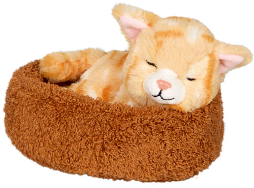 Auf dem Bild ist eine Plüschkatze zu sehen, die in einem braunen, kuscheligen Katzenbett liegt. Die Katze hat die Augen geschlossen und sieht aus, als würde sie schlafen.