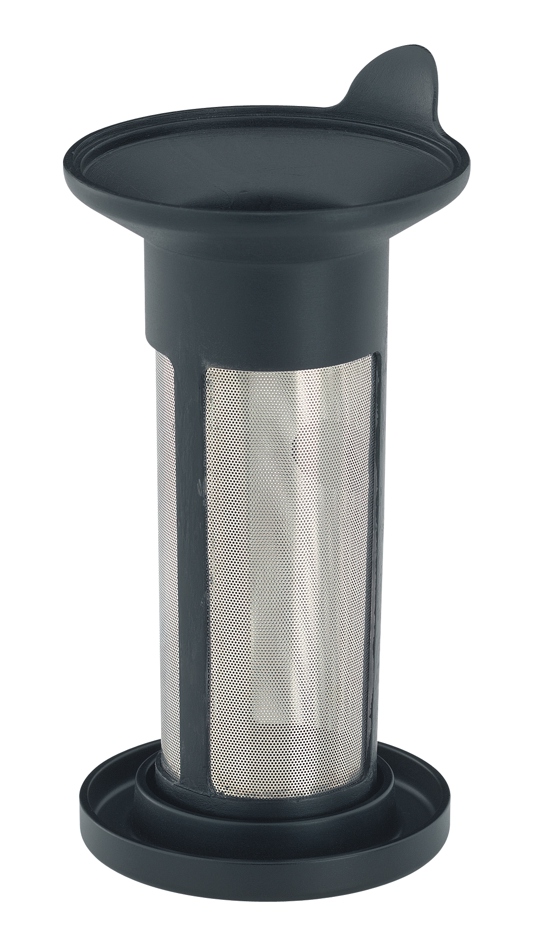 Das Bild zeigt einen Teefilter Aroma Compact mit feinem Metallsieb und schwarzem Kunststoffrahmen. Der Teefilter steht auf einer passenden Abtropfschale.